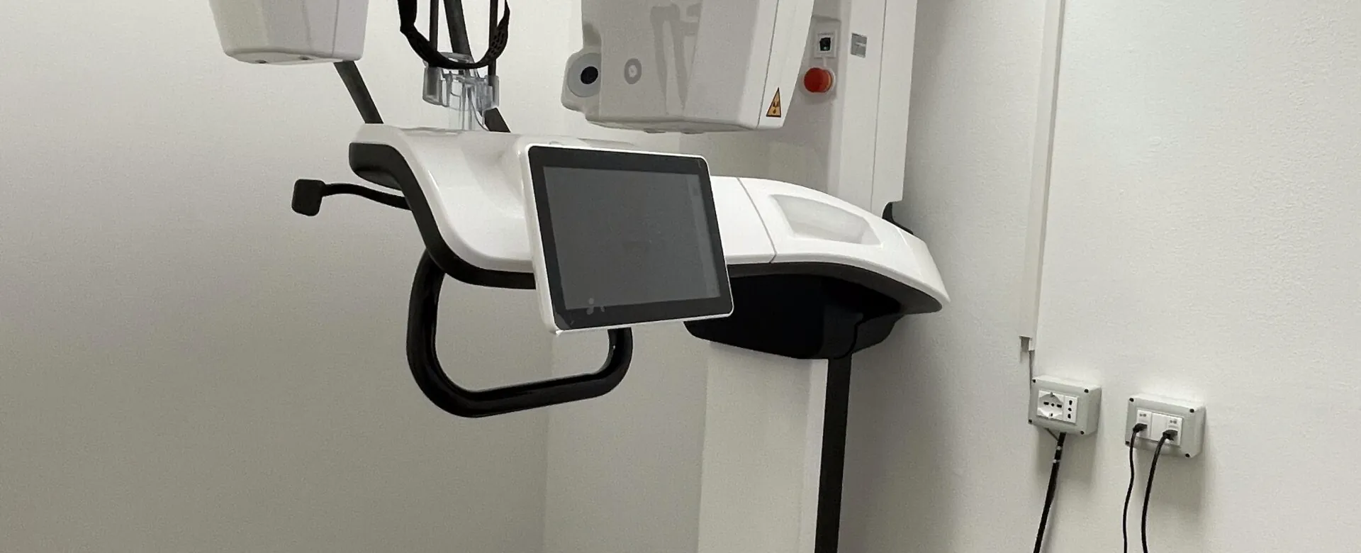 sala diagnostica con apparecchio per tomografia dentale