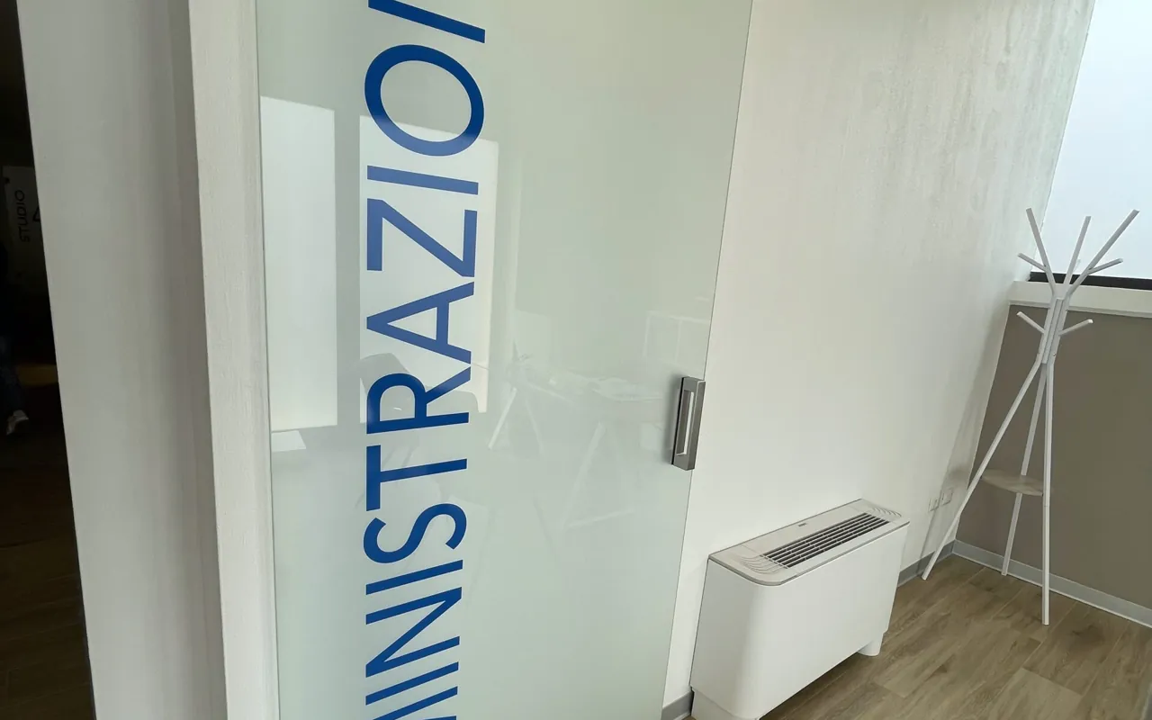 La porta dell'amministrazione dello studio dentistico di Ghezzano, Pisa