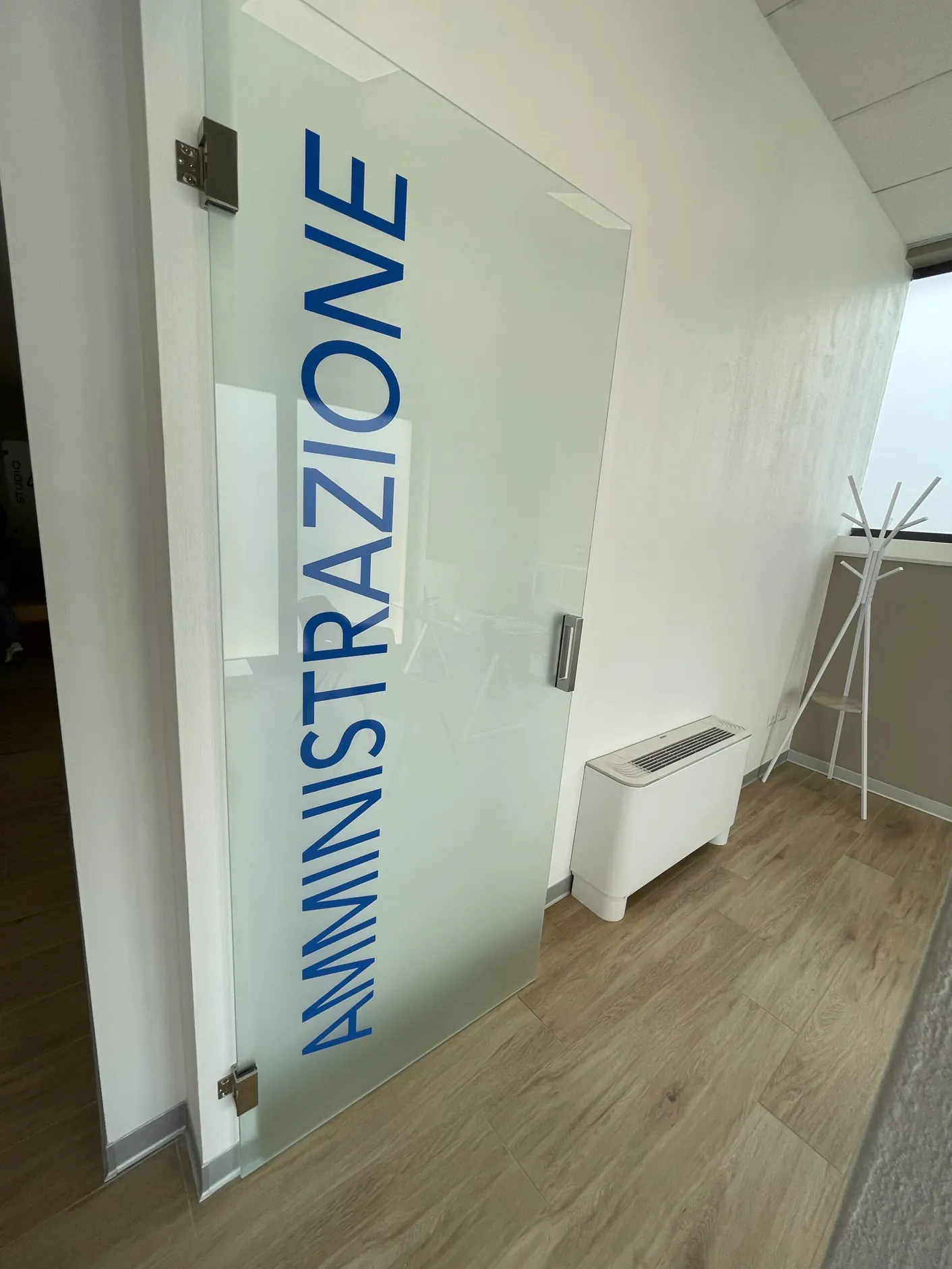 La porta dell'amministrazione dello studio dentistico di Ghezzano, Pisa