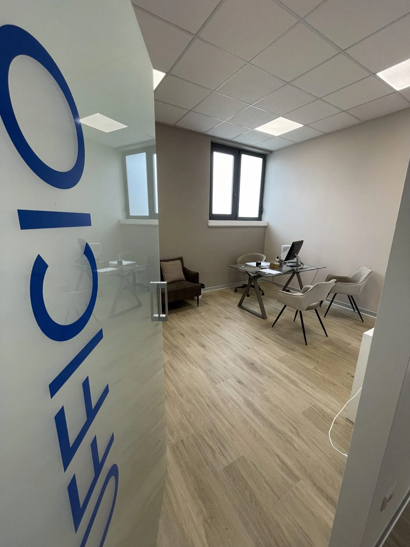 La scrivania dell'ufficio dello studio di Via Carducci a Ghezzano, dove si spiega il preventivo