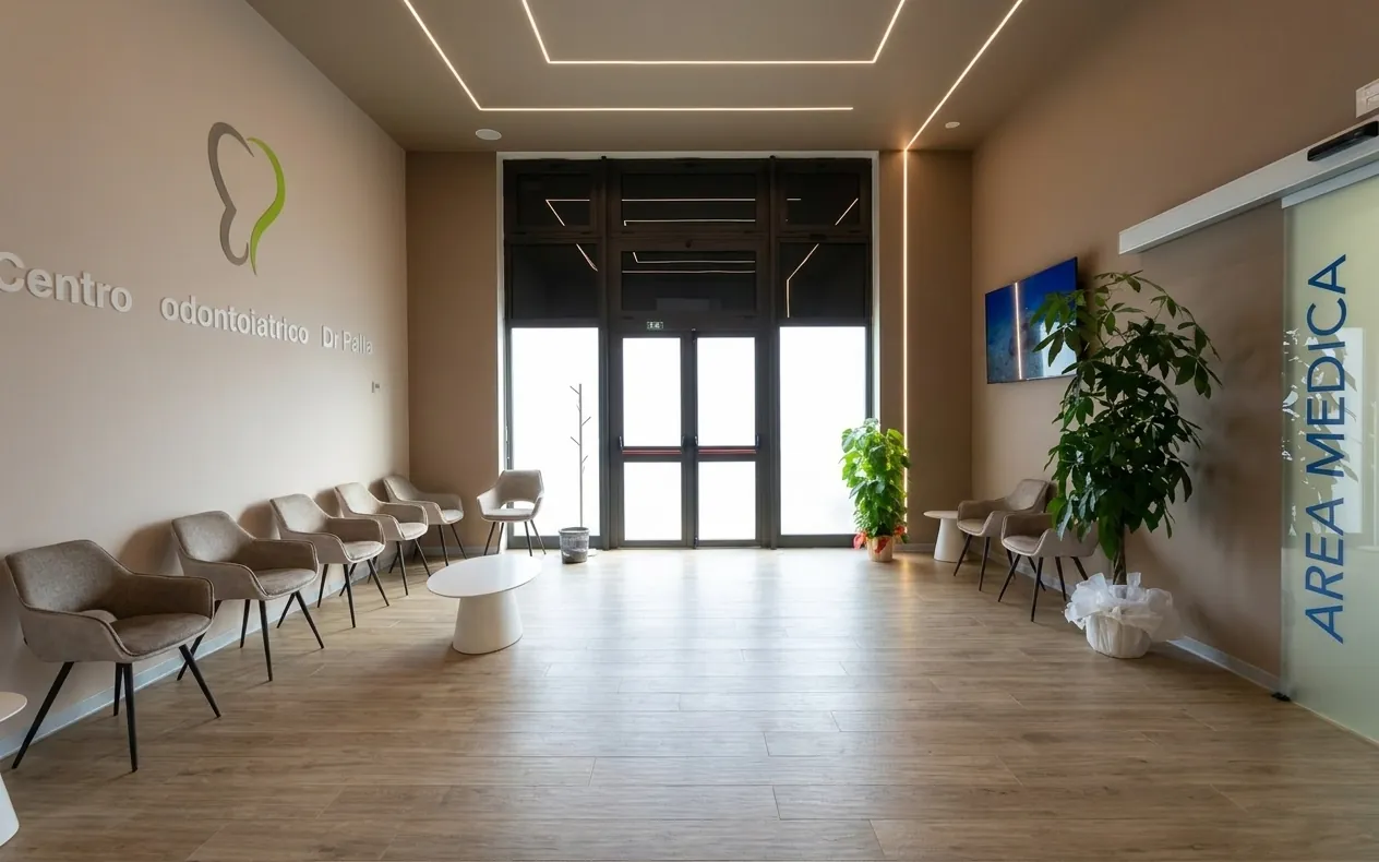 L'ingresso a vetrata e la sala d'attesa dello studio dentistico di Ghezzano, Pisa