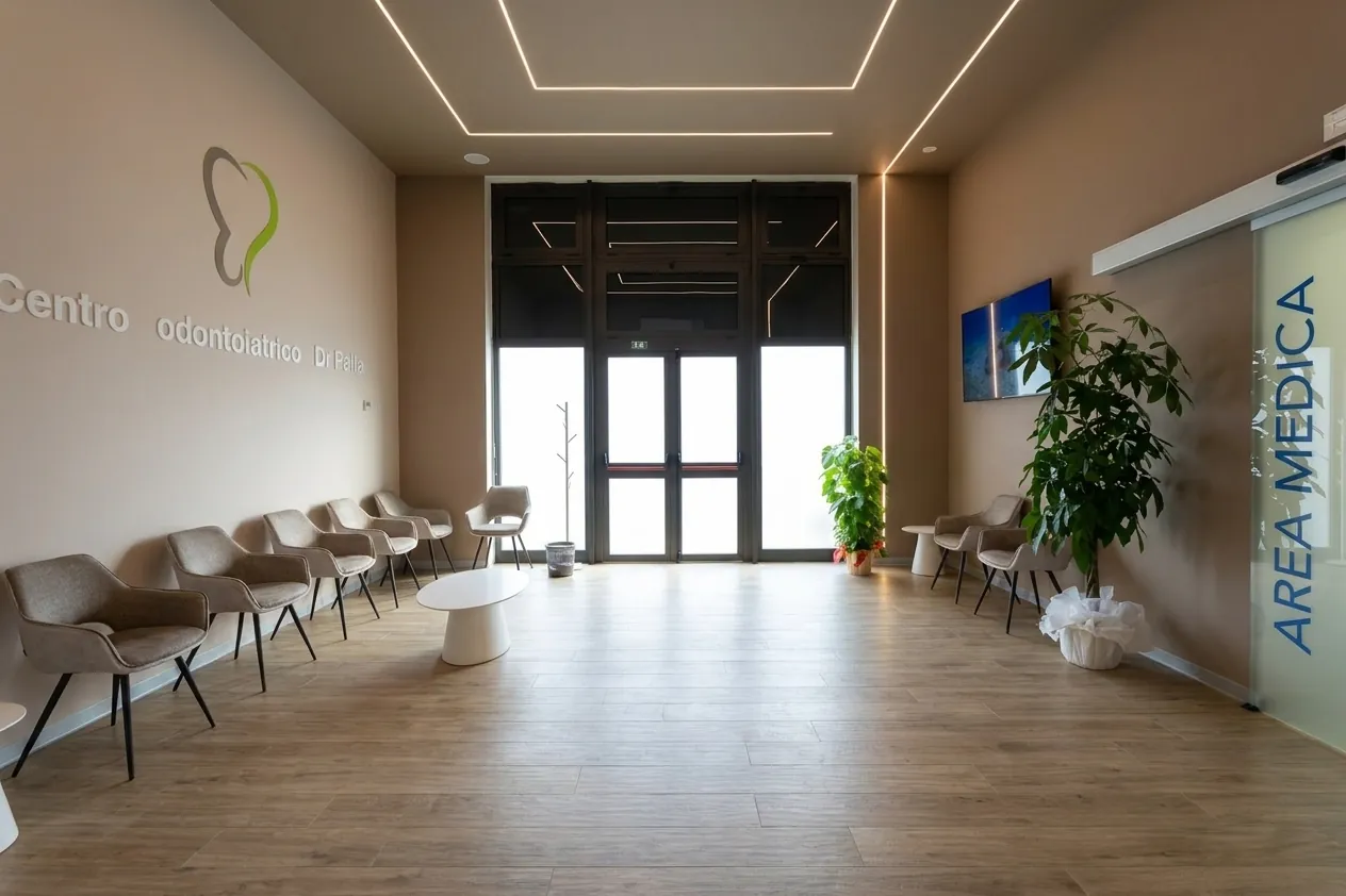 L'ingresso a vetrata e la sala d'attesa dello studio dentistico di Ghezzano, Pisa