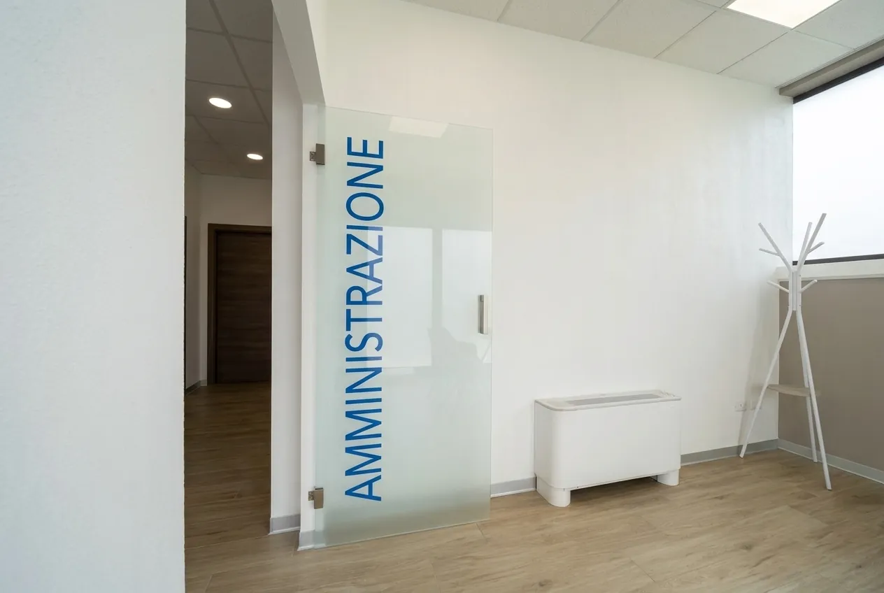 La porta a vetro dell'amministrazione dello studio dentistico di Ghezzano, Pisa
