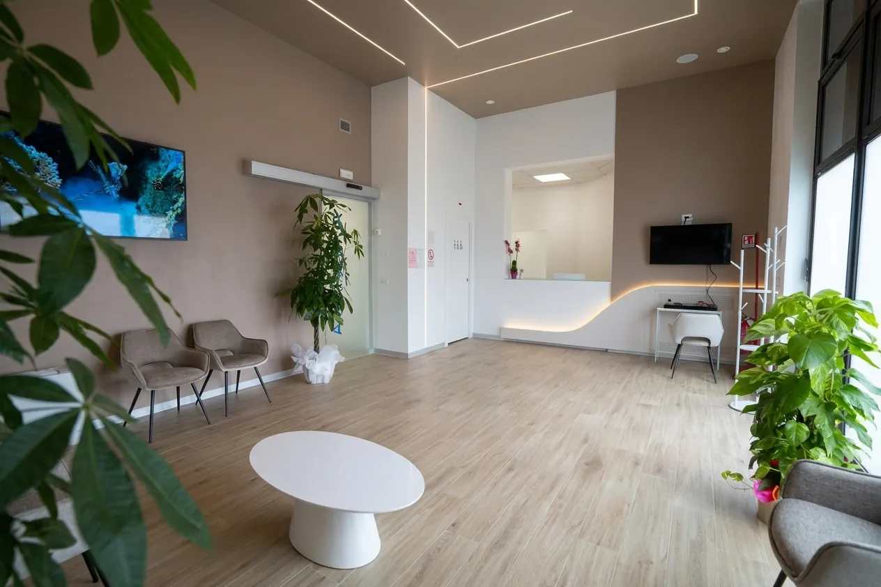 L'angolo della sala d'attesa con le piante e lo schermo, studio dentistico di Ghezzano