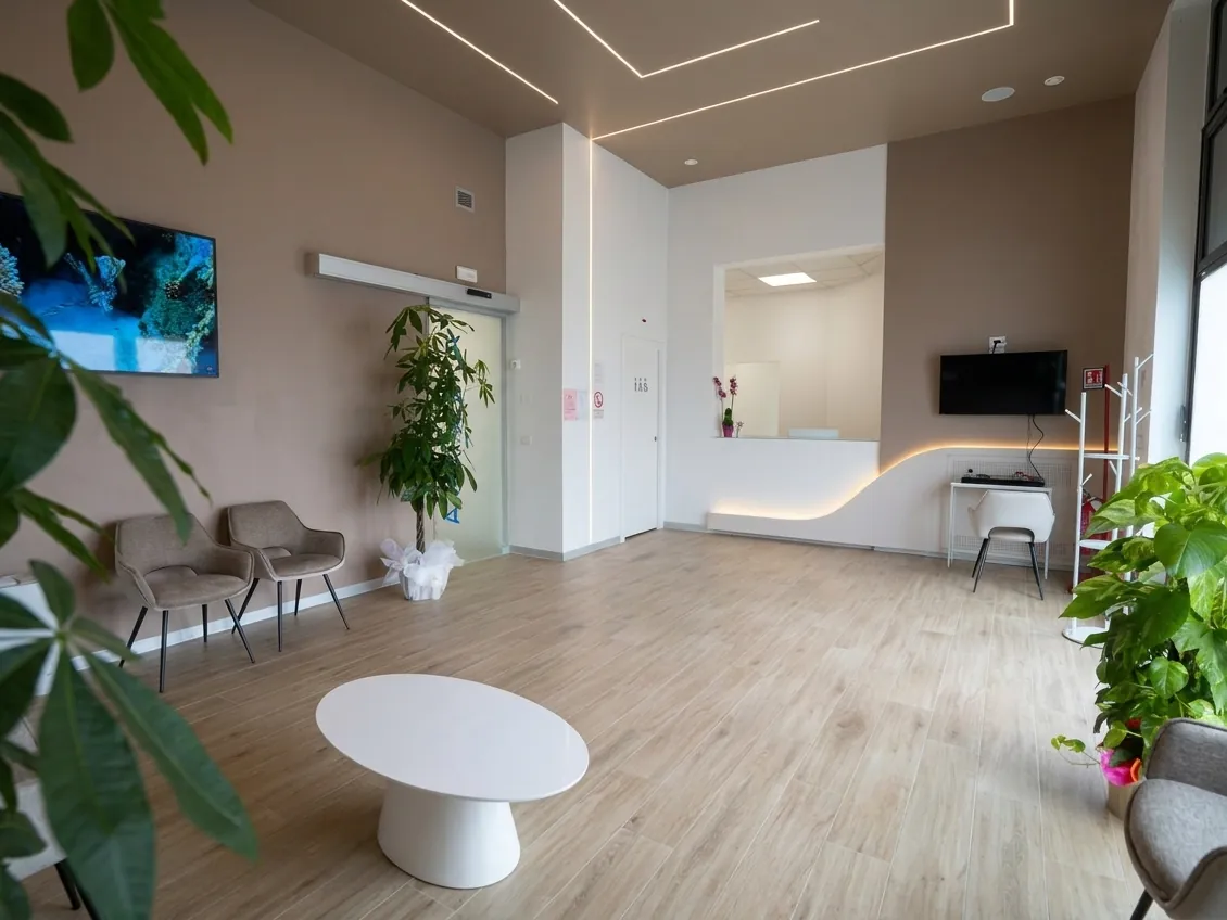 L'angolo della sala d'attesa con le piante e lo schermo, studio dentistico di Ghezzano
