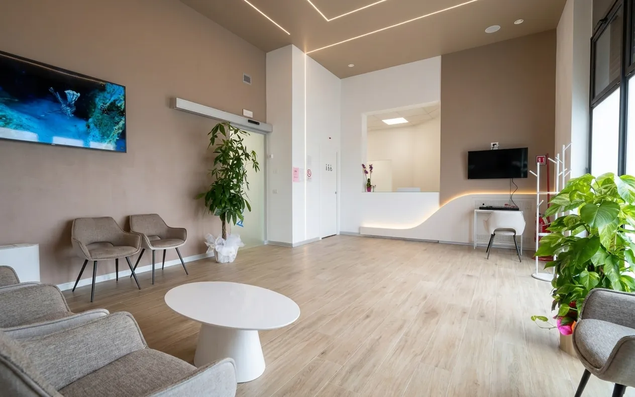 Le poltrone della sala d'attesa dello studio dentistico di Ghezzano, Pisa
