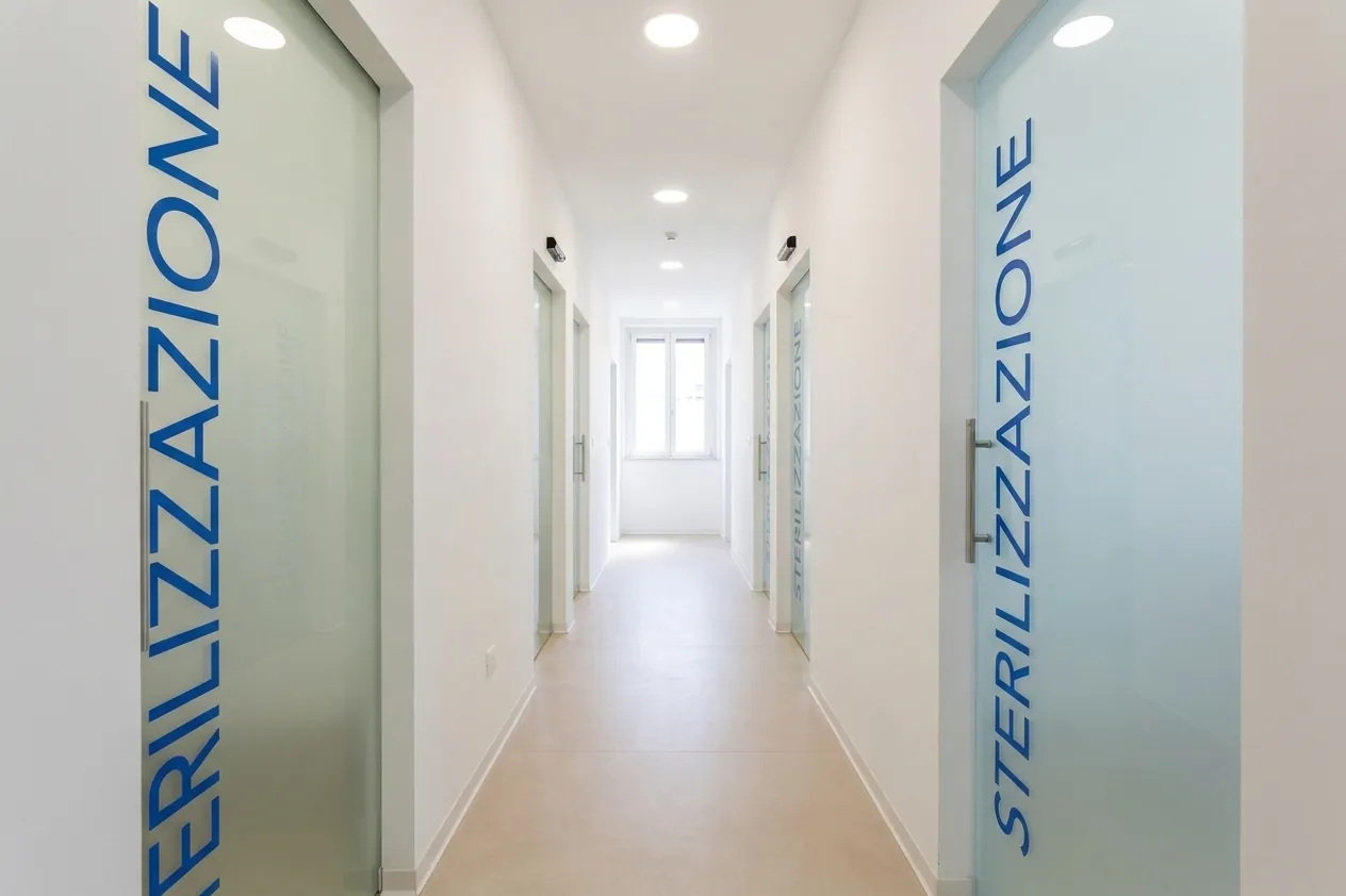 Il corridoio dello studio dentistico di Ghezzano con le porte a vetro delle sale