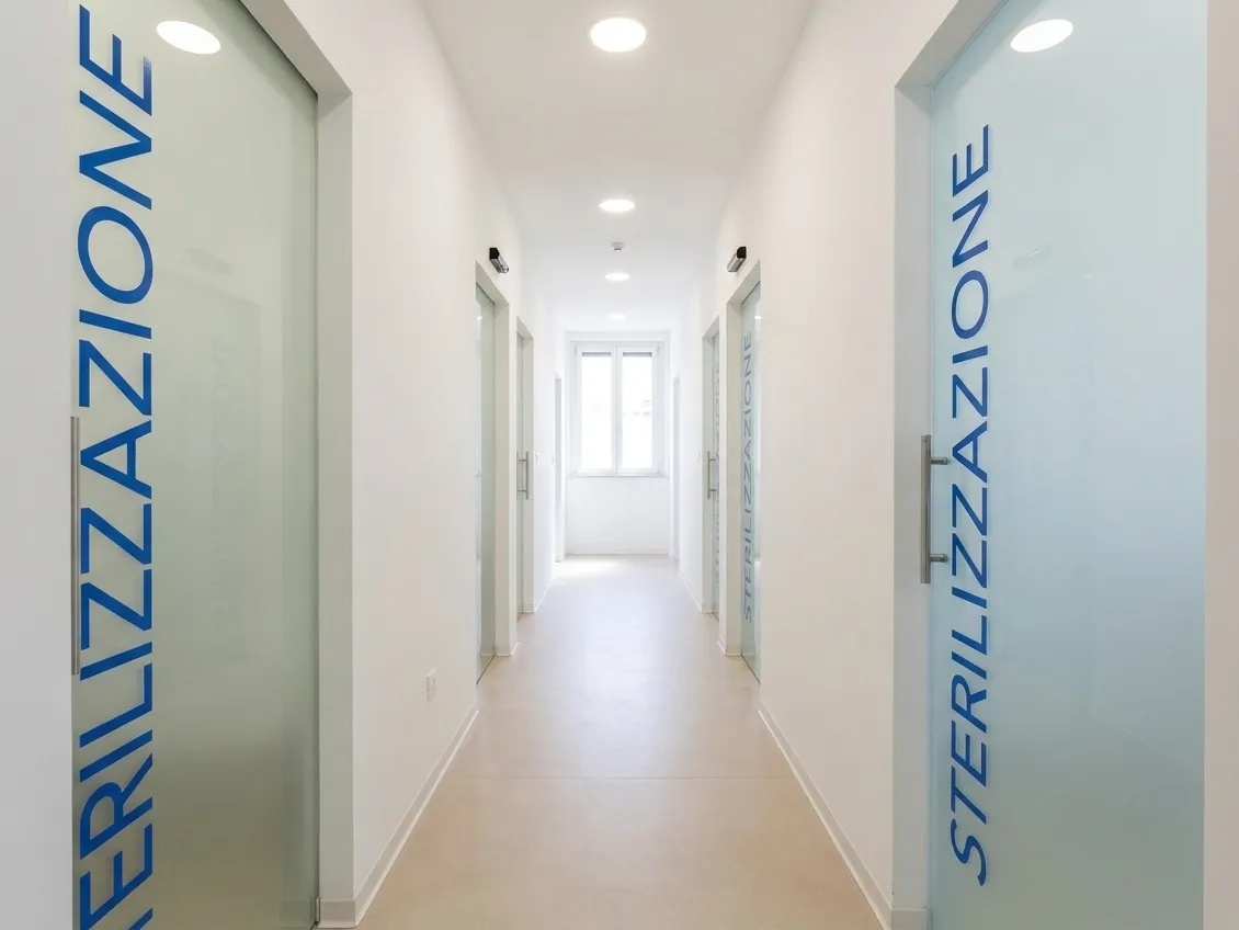 Il corridoio dello studio dentistico di Ghezzano con le porte a vetro delle sale