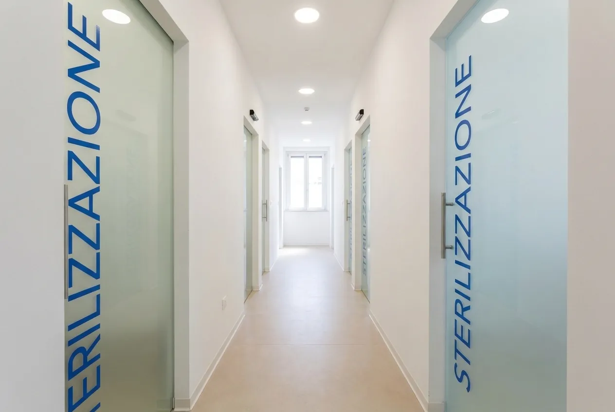 Il corridoio dello studio dentistico di Ghezzano con le porte a vetro delle sale