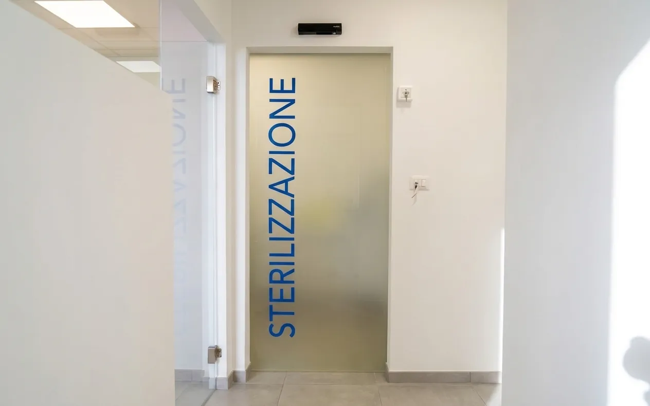 La porta a vetro della sala di sterilizzazione dello studio dentistico di Ghezzano, Pisa