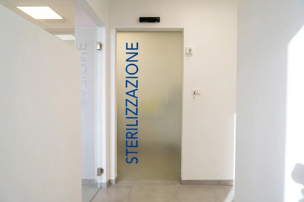 La porta a vetro della sala di sterilizzazione dello studio dentistico di Ghezzano, Pisa