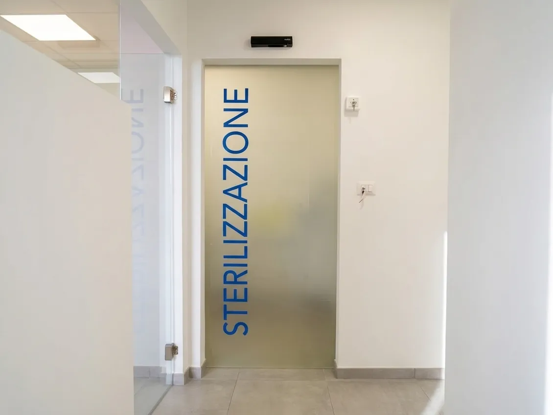 La porta a vetro della sala di sterilizzazione dello studio dentistico di Ghezzano, Pisa
