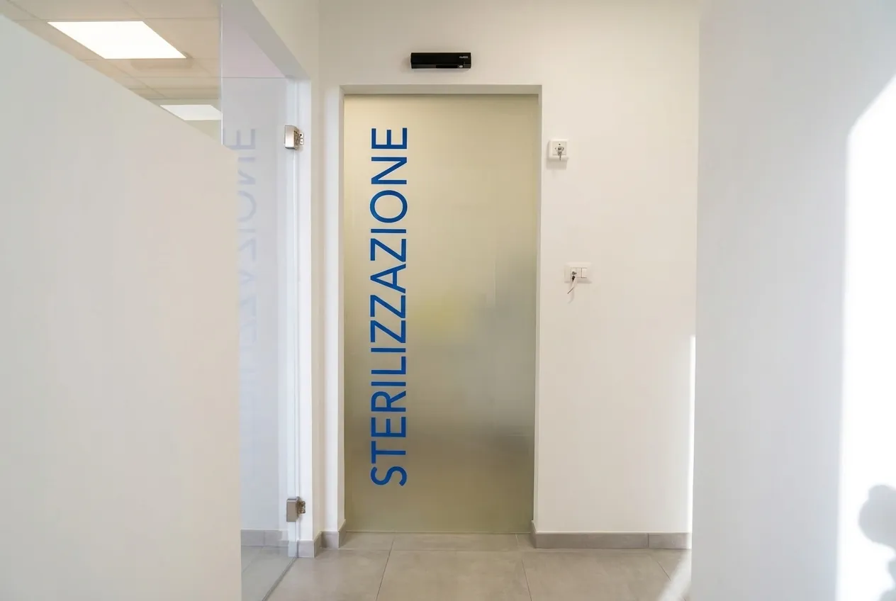 La porta a vetro della sala di sterilizzazione dello studio dentistico di Ghezzano, Pisa