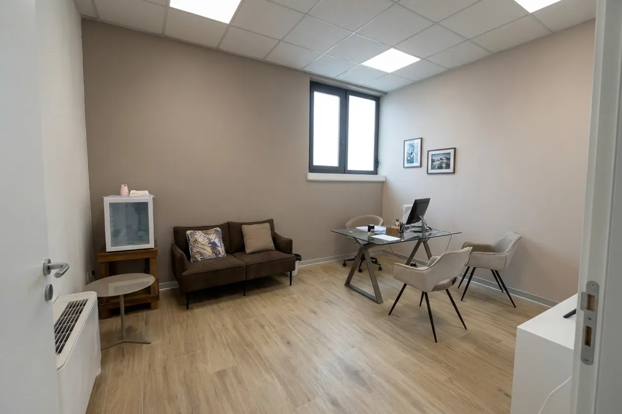 L'ufficio dello studio dentistico di Via Carducci a Ghezzano, con la scrivania e le sedie per il colloquio