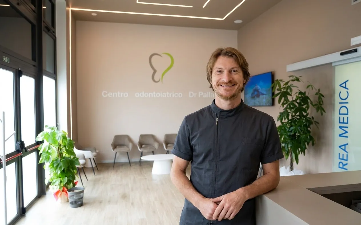 Il Dott. Edoardo Palla nell'accoglienza dello studio dentistico di Via Carducci a Ghezzano, Pisa