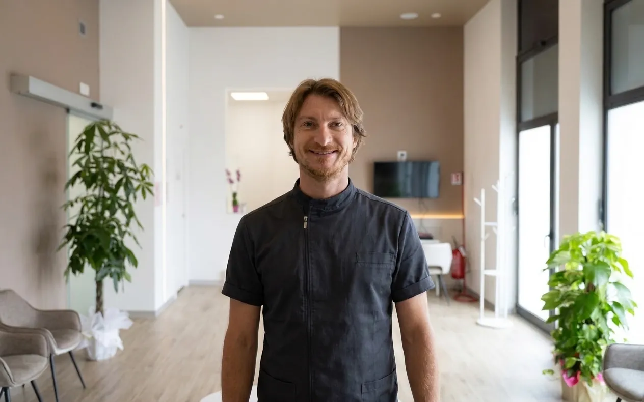 Il Dott. Edoardo Palla nella sala d'attesa dello studio dentistico di Ghezzano, Pisa