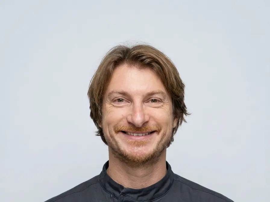 Il Dott. Edoardo Palla, direttore sanitario dello studio dentistico di Via Carducci a Ghezzano, Pisa