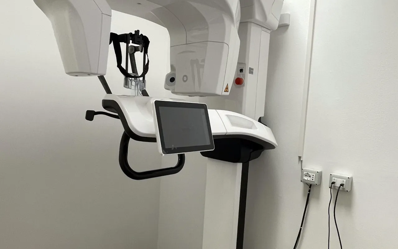 La sala radiologica dello studio dentistico di Ghezzano, Pisa, con l'apparecchio per panoramica e TAC