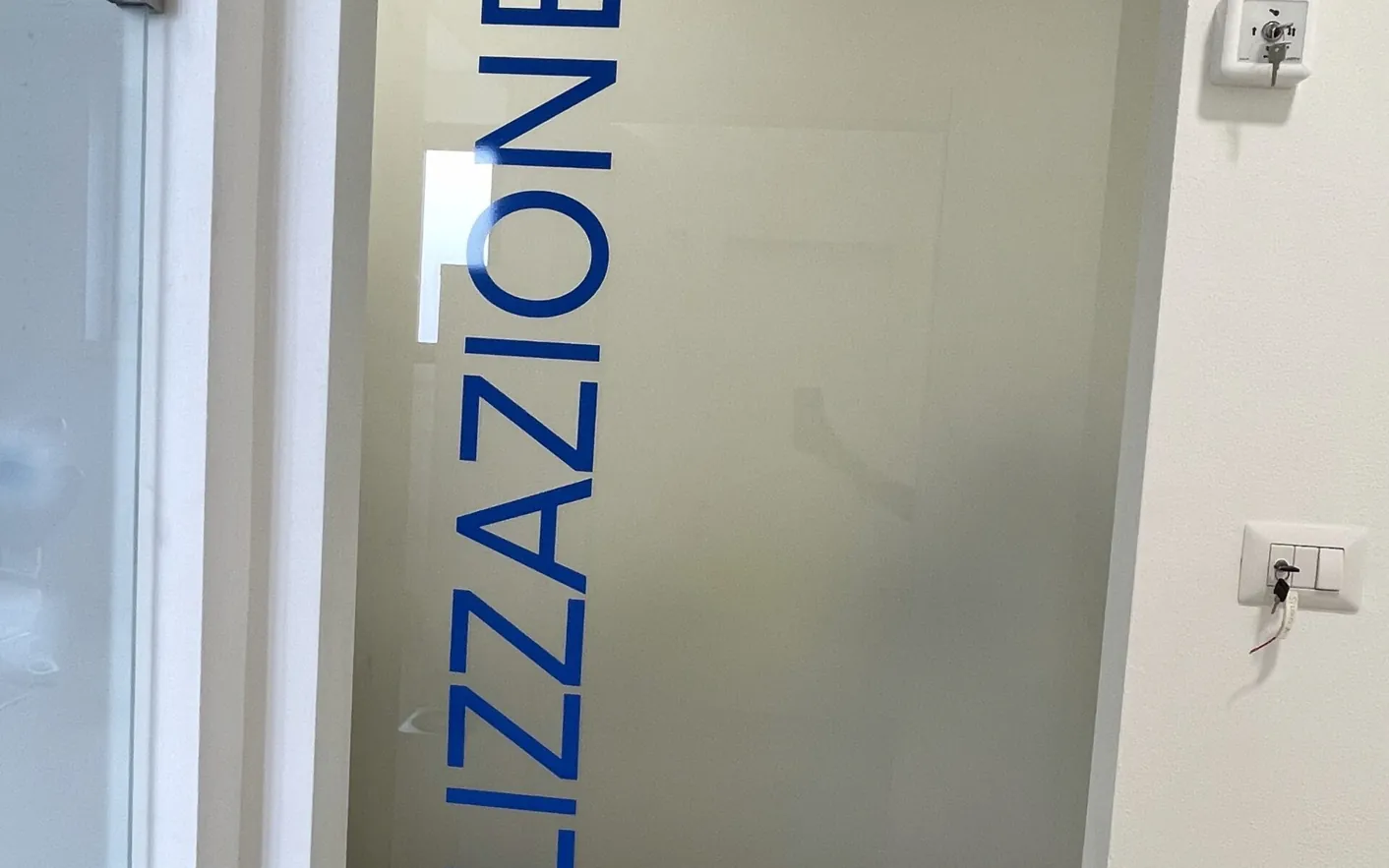 La porta della sala di sterilizzazione dello studio dentistico di Ghezzano, Pisa