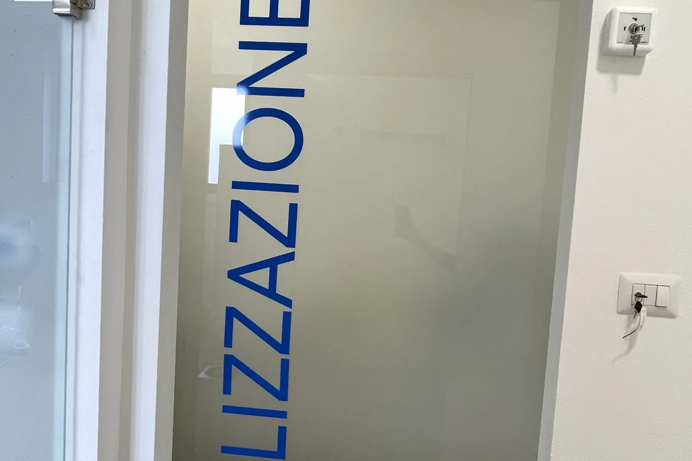 La porta della sala di sterilizzazione dello studio dentistico di Ghezzano, Pisa